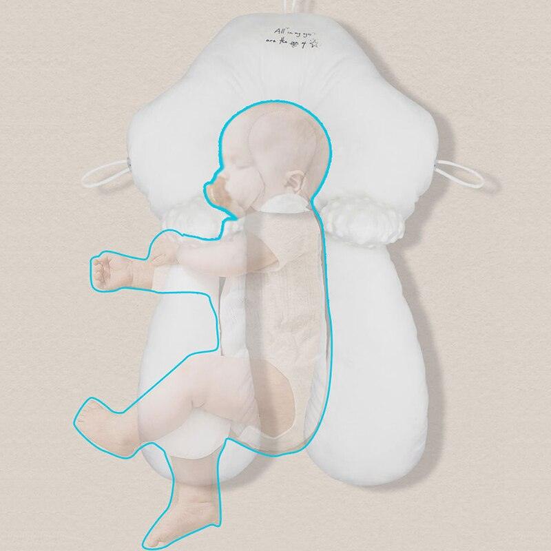 A imagem mostra um bebê dormindo no aconcheguinho travesseiro anatomico para bebes